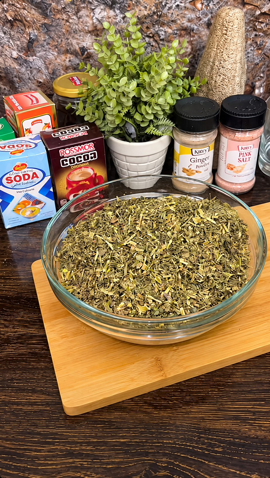 Planta de orégano fresco con hojas verdes utilizada en cocina e infusiones