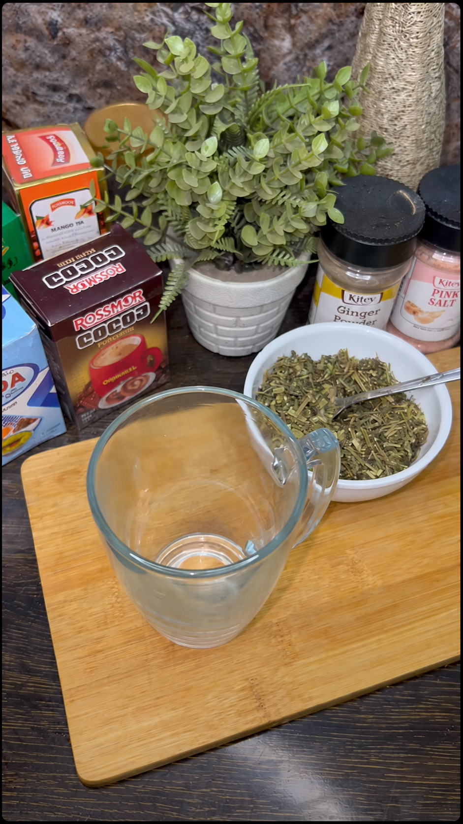 Taza de té de orégano preparada con hojas secas y agua caliente