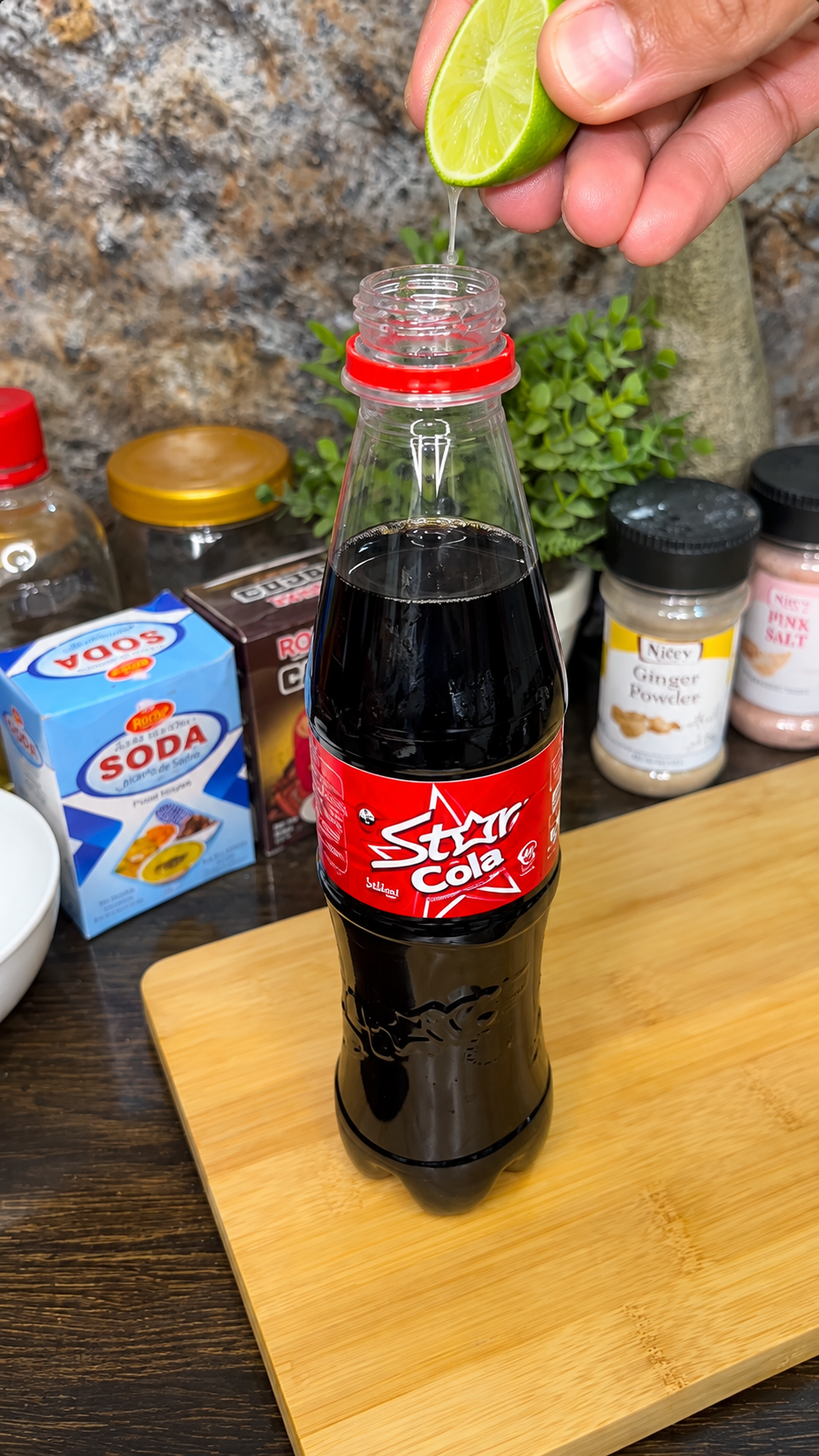 Vaso de Coca-Cola con limón preparado como bebida casera