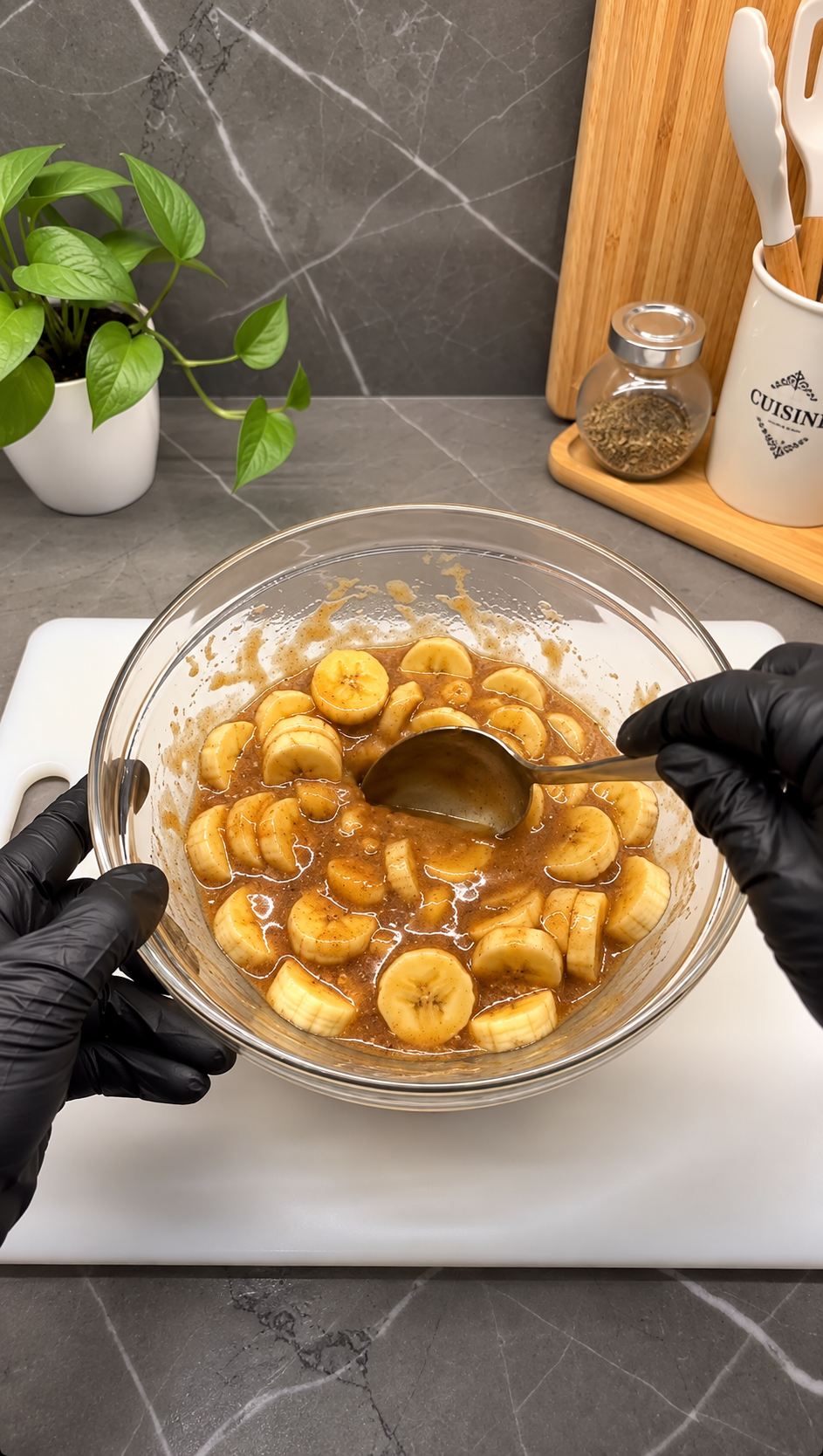 Ensalada de banana con canela, jengibre, limón y miel preparada en un recipiente