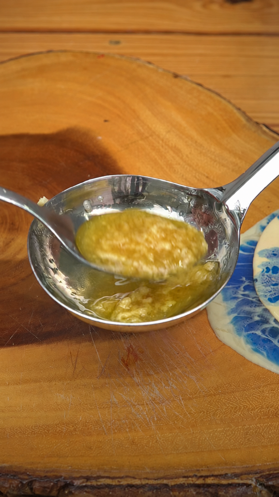 Ajo, miel, aceite de oliva y limón para preparación casera