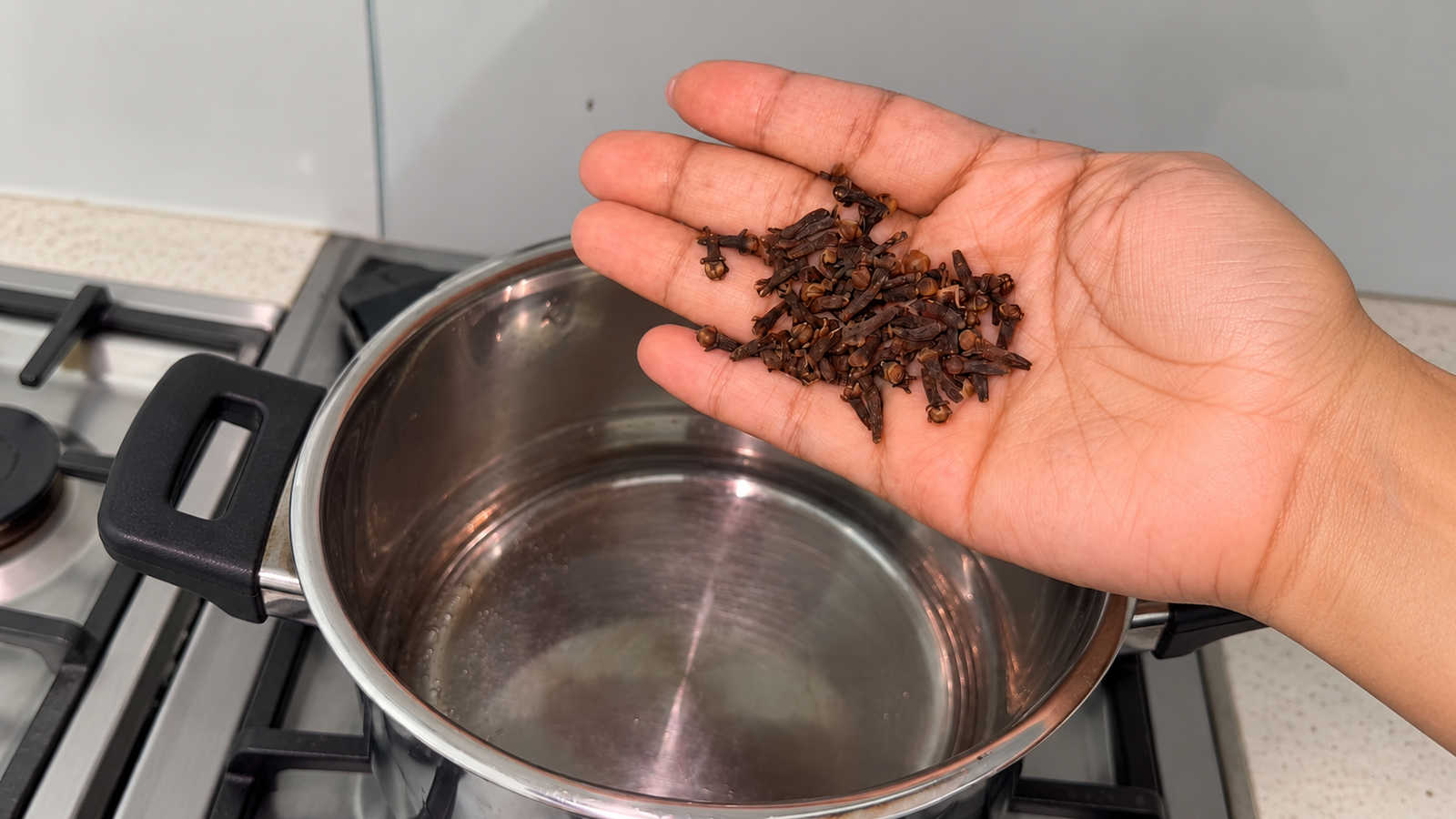 Clavo de olor y ajo: la infusión casera que muchos preparan para las molestias urinarias Clavo de olor y ajo: la infusión casera que muchos preparan para las molestias urinarias